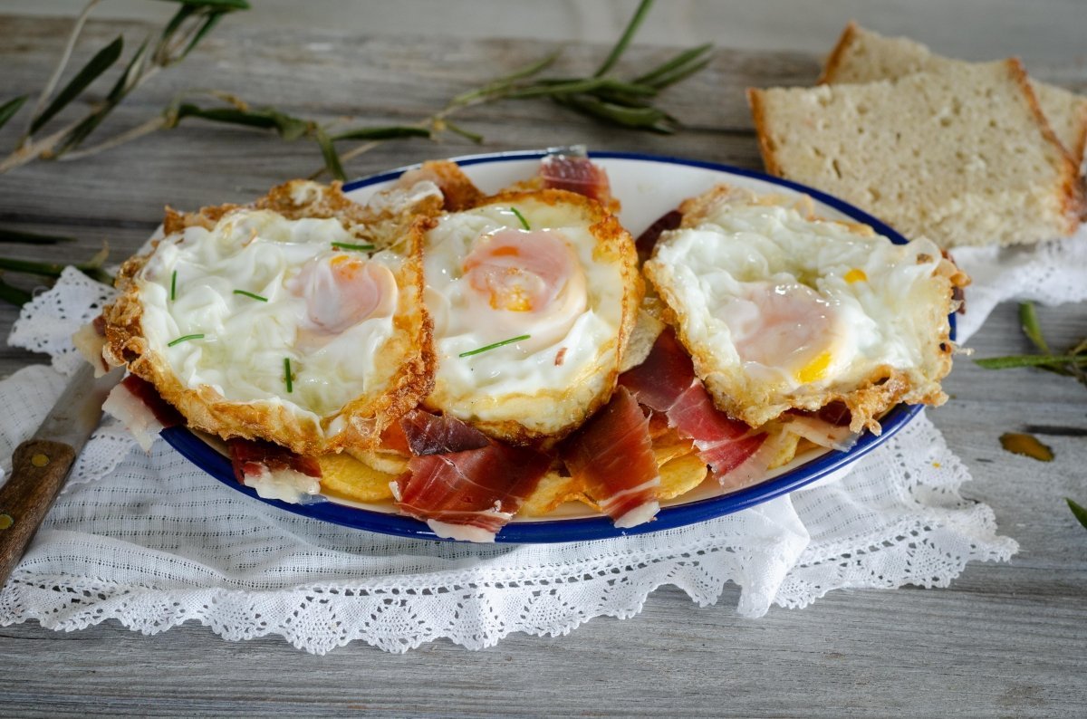 Huevos rotos o estrellados con patatas y jamón, mejor imposible