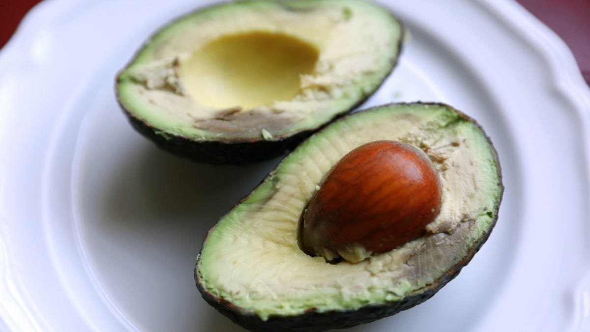 Qué ocurre realmente si te comes un aguacate con la piel marrón