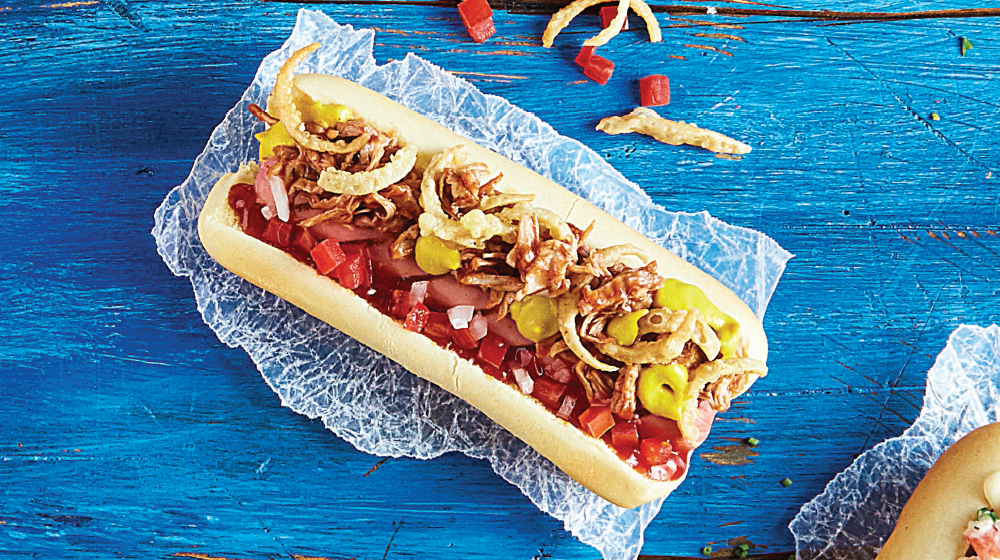 Hot dog con carne de cerdo BBQ irresistiblemente delicioso